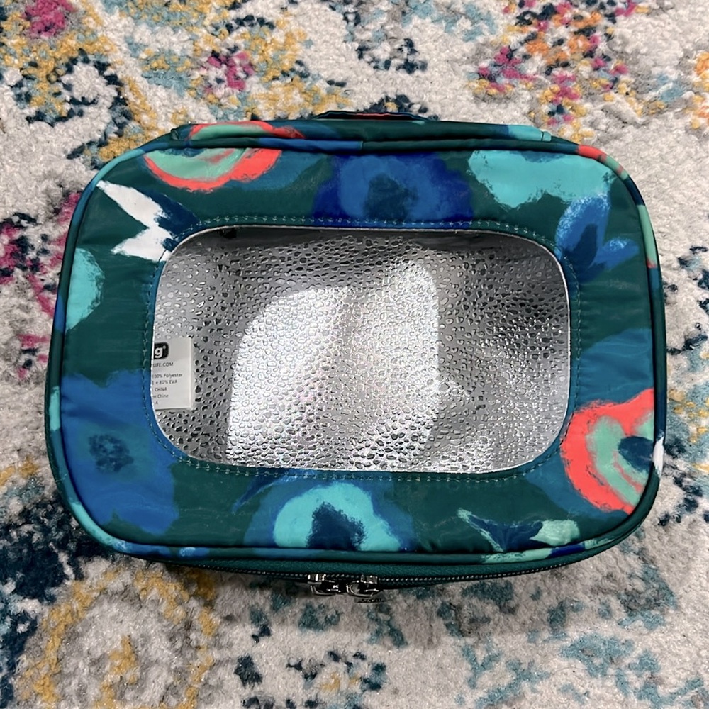 Lug insulated carrier with window